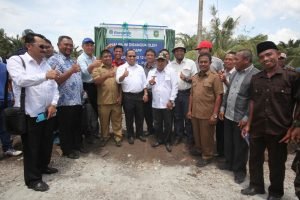 APRIL Group has played an important role in paving 12km worth of roads in Pulau Padang, Riau, Indonesia.