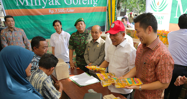General Moeldoko and Anderson Tanoto help distribute cooking oil at the bazaar