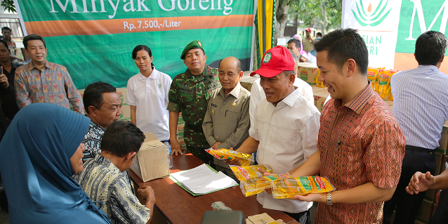 General Moeldoko and Anderson Tanoto help distribute cooking oil at the bazaar