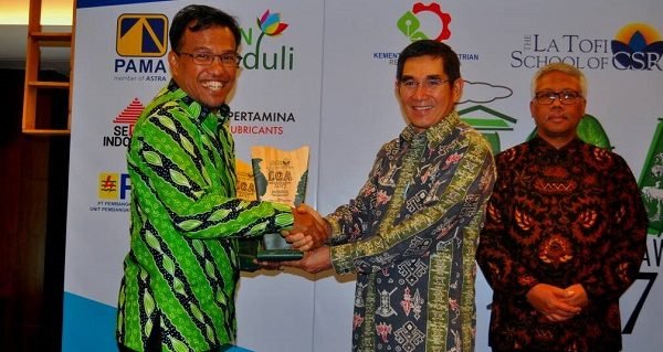 APRIL Director, Rudi Fajar receives Indonesia Green Awards 2017 from La Tofi School of CSR Jakarta. APRIL took home awards in the "Biodiversity Development and Energy Efficiency” and "New and Renewable Energy Development” categories.