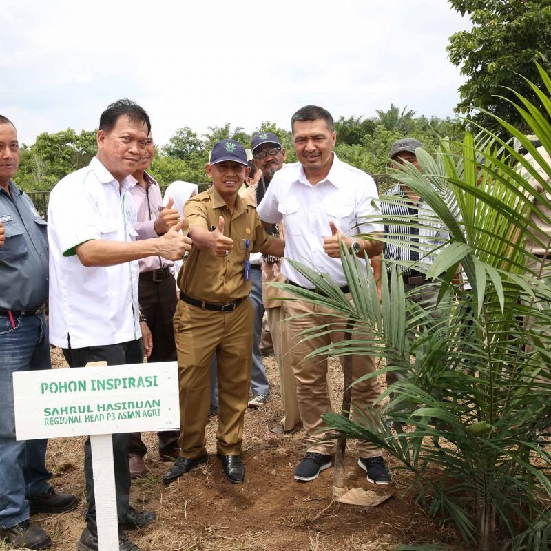 Mr. Rizal, Regional Secretariat of Batanghari District, Jambi, inaugurates the Sekolah Sawit Lestari program, witnessed by Asian Agri Management