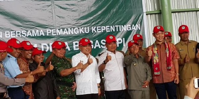 Riau Governor A Rachman, General Moeldoko and Anderson Tanoto giving the thumbs up to fire prevention initiatives led by APRIL Group