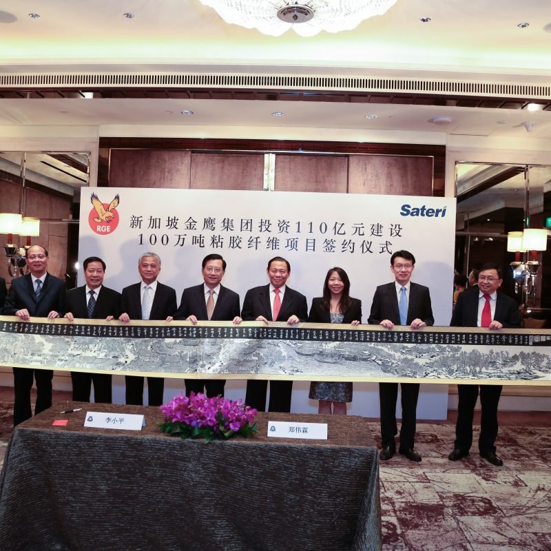 RGE, Sateri and the visiting Chinese delegation posing with a token of appreciation from Jiangxi.