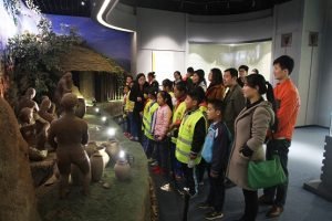 The employees paired up with their "adoptees" and took them to visit places of attraction in the city such as the Rizhao River, library, and museums.