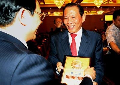 Sukanto Tanoto Receiving Jinghua Award